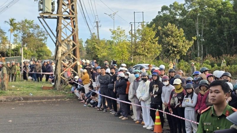 Cận cảnh bà con nổ nức hóng công án tóm 2 đối tượng c.ư.op ngân hàng