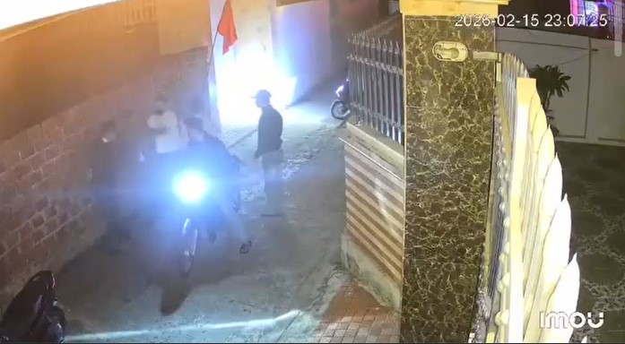 Hải Phòng: Khoảng 23h ngày 29 Tết, một công an viên trong lúc nhắc nhở nhóm thanh niên đi xe máy g~ây m:â’t trật tự trong ngõ đã b! các đối tư:ợng l@o vào