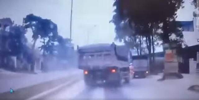 Thêm góc camera khác vụ CSGT bị đ:â:m ra đi mãi mãi ở Thái Nguyên, ám ả:nh cú đ:ánh lái tử thần của xe tải