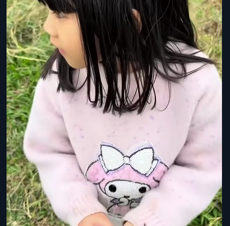 NÓNG .!!! Về quê chơi, Cháu gái bất ngờ nhặt được cục V……g !!!!!!