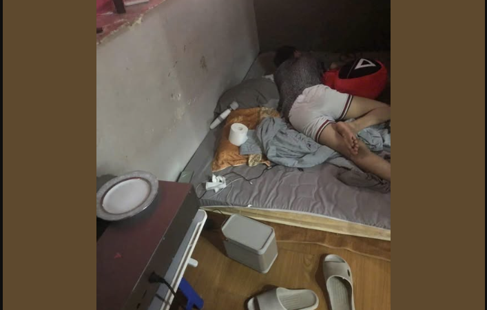 ❗️Câu chuyện: Bạn ở cùng phòng dẫn bạn zai về ở, đã vậy còn bonus thêm cả loa, đĩa và micro =)) 👇🏻