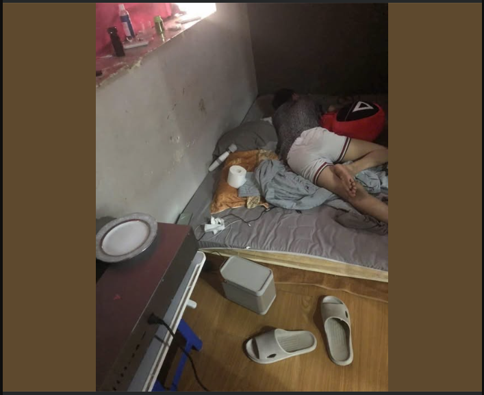 ❗️Câu chuyện: Bạn ở cùng phòng dẫn bạn zai về ở, đã vậy còn bonus thêm cả loa, đĩa và micro =)) 👇🏻