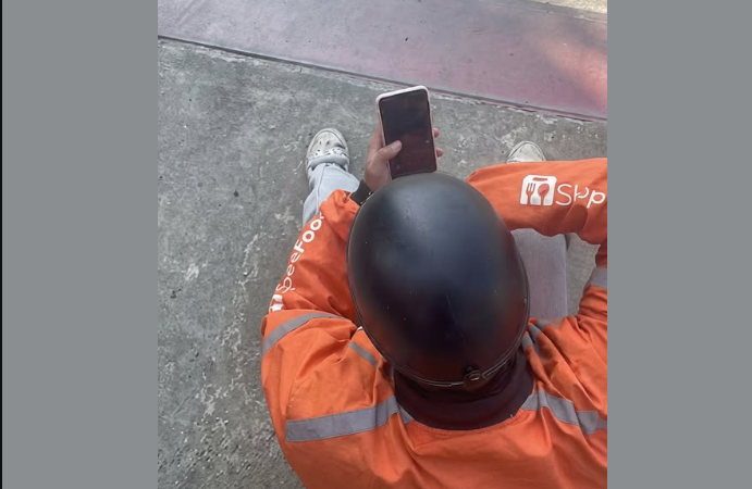 Hai thă`nq chạy grab chung, thanh niên kia b! bạn gái chia tay nên đã 0fflj:ne mặc cho bạn thân đã khu:yên nh:ủ hết lời.