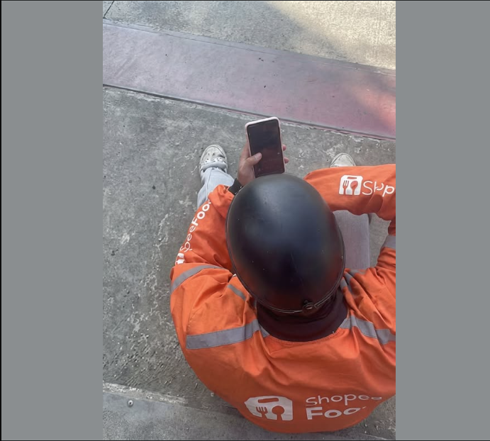 Hai thă`nq chạy grab chung, thanh niên kia b! bạn gái chia tay nên đã 0fflj:ne mặc cho bạn thân đã khu:yên nh:ủ hết lời.