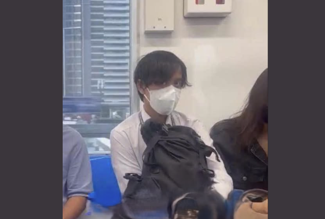 Tạm giữ thanh niên có hành động lạ trên tàu Điện!!!