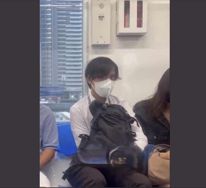 Tạm giữ thanh niên có hành động lạ trên tàu Điện!!!