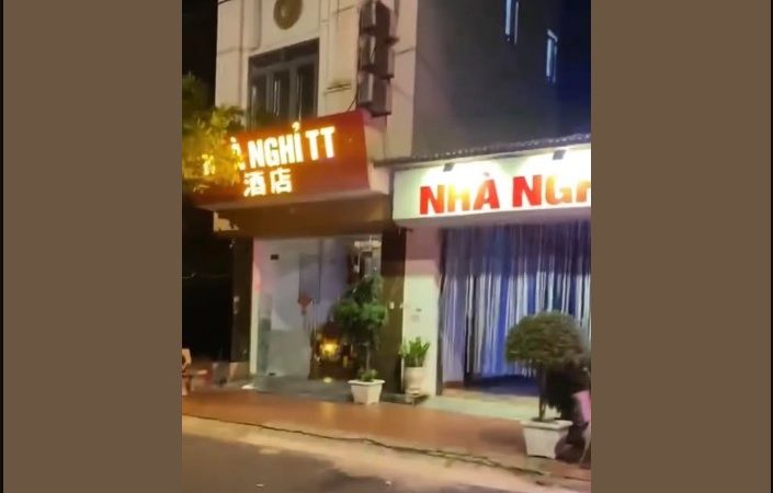 ❗️ Khổ thân thanh niên Bắc Ninh hiền khô 🥲 đang đi làm thì bạn gọi bảo thấy vk m vào n2, phi về xem thì thấy xe vk mà gọi vk k xuống, chỉ biết ghi lại vid, 🥲 vid dưới cmt 👇🏻